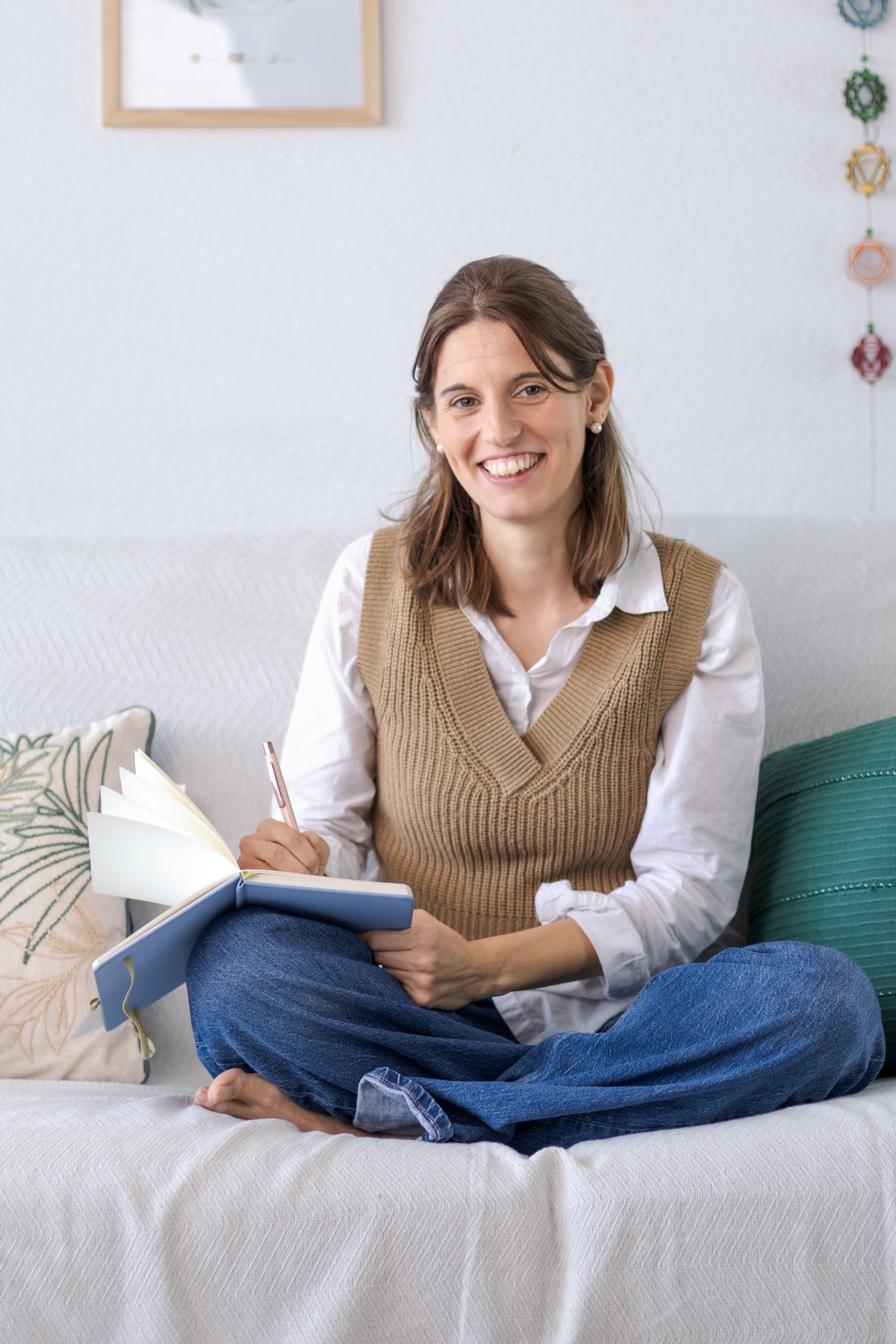 Mujer escribiendo en un cuaderno para Autocoaching